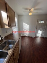 64 Mardell Cir in Asheville, NC - Foto de edificio - Building Photo