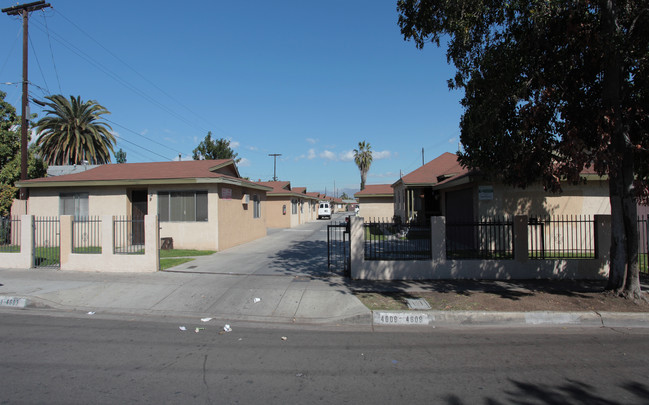 4607-4609 Live Oak St in Bell, CA - Foto de edificio - Building Photo