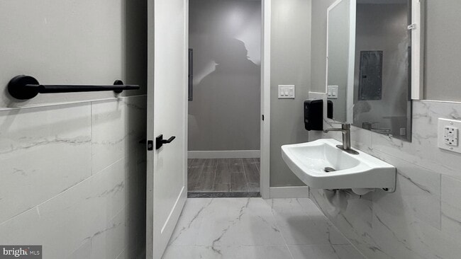 5341 Chestnut St in Philadelphia, PA - Foto de edificio - Building Photo