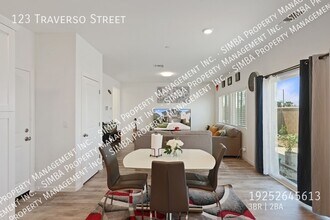 123 Traverso St. in Manteca, CA - Foto de edificio - Building Photo