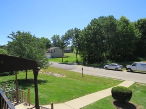 5240 Emil Ave SW in Navarre, OH - Foto de edificio - Building Photo