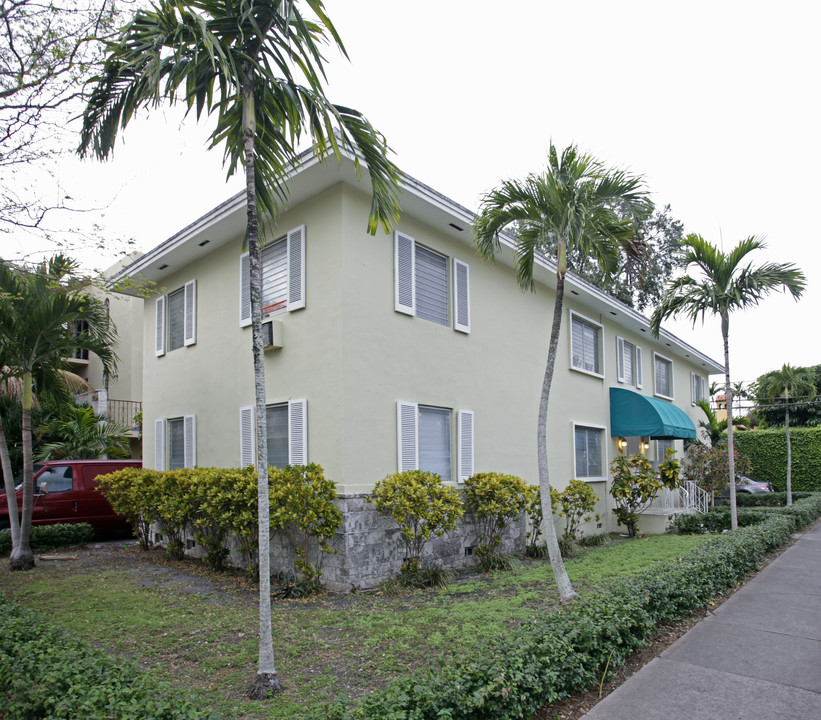 300 Mendoza Ave in Miami, FL - Building Photo