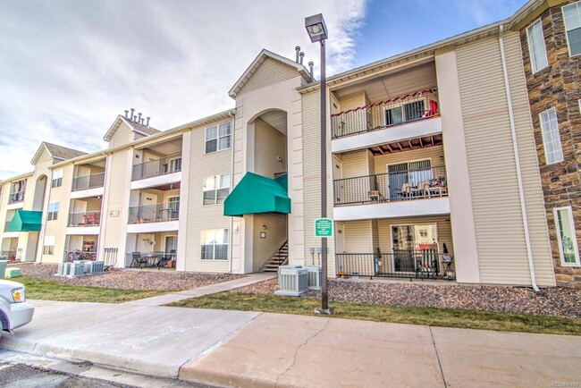 12183 W Cross Dr, Unit 101 in Littleton, CO - Foto de edificio - Building Photo
