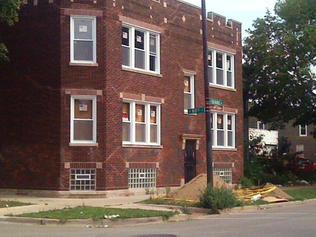 8001 S Exchange Ave in Chicago, IL - Foto de edificio - Building Photo