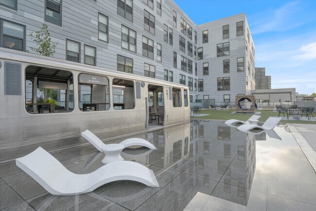 L Logan Square Apartments in Chicago, IL - Building Photo - Building Photo
