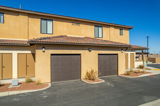 The Courtyard in El Centro, CA - Foto de edificio - Building Photo