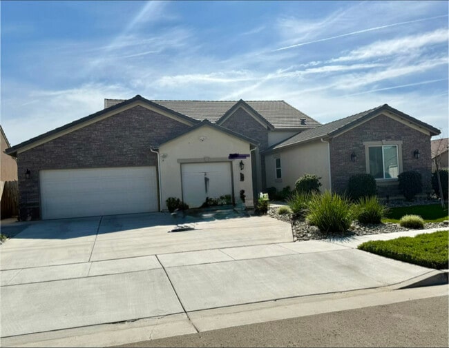 2093 Cortner St, Unit 4 in Hanford, CA - Building Photo - Building Photo