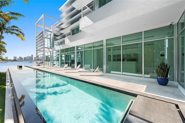 440 S Hibiscus Dr in Miami Beach, FL - Foto de edificio - Building Photo