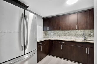 10000 NW 80th Ct in Hialeah Gardens, FL - Building Photo - Building Photo