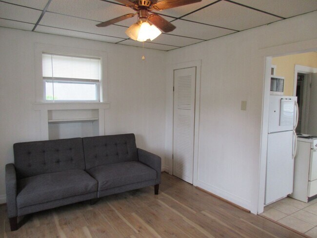 2604 14th Ave-Unit -Up in Vienna, WV - Building Photo - Building Photo