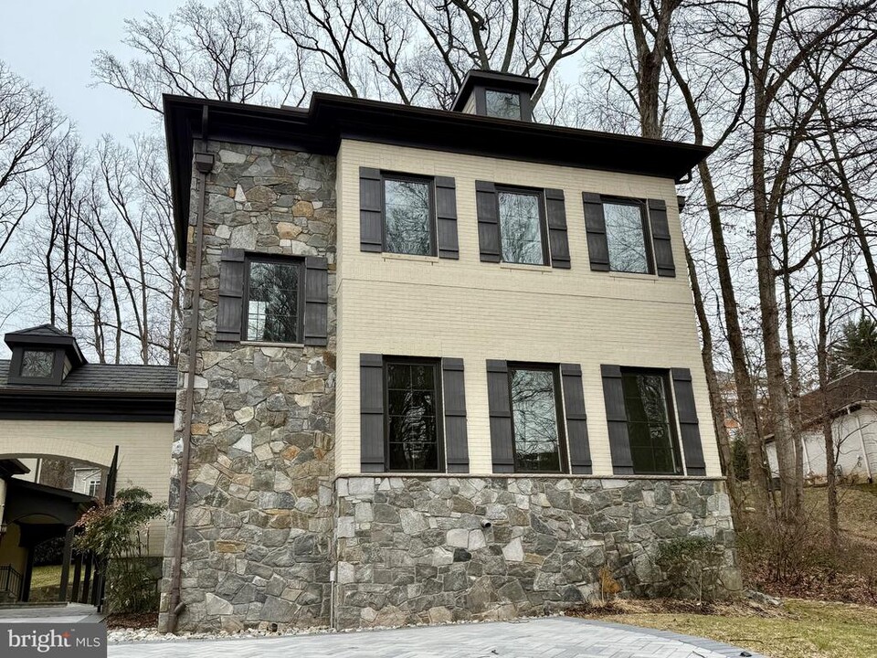 8747 Brook Rd in McLean, VA - Building Photo