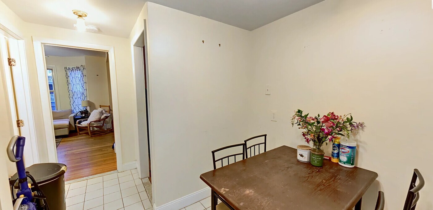 216 Freeman St, Unit 2 in Brookline, MA - Building Photo