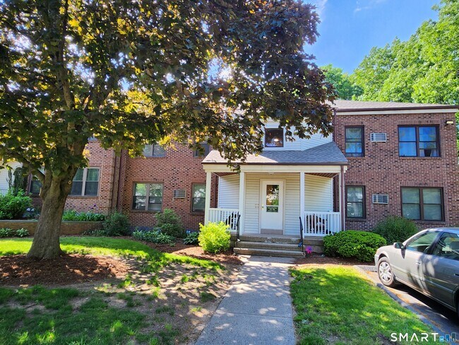 96 Wellington Dr in Farmington, CT - Building Photo - Building Photo