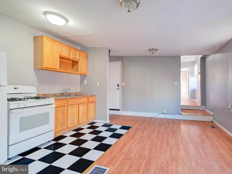2033 E York St-Unit -2 in Philadelphia, PA - Building Photo