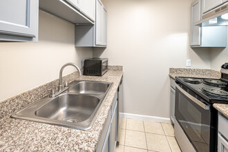 City View Apartments - Internet Included! in Baton Rouge, LA - Building Photo - Interior Photo