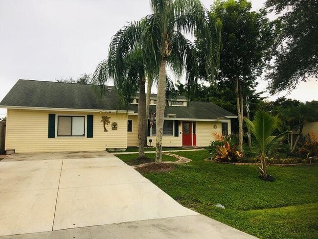 2385 SW Mountwell St in Port St. Lucie, FL - Building Photo - Building Photo