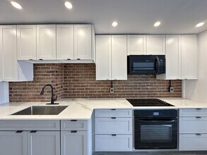 5947 W Montrose Ave, Unit A01C in Chicago, IL - Building Photo - Building Photo