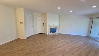 697 Sutton Crest Trl in Oak Park, CA - Building Photo