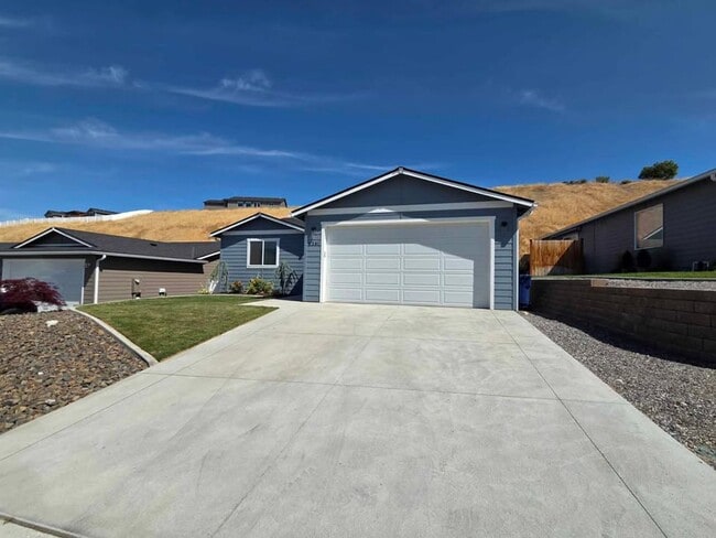 2391 SE Sage Brk Rd in East Wenatchee, WA - Building Photo - Building Photo