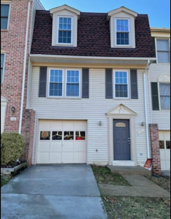 204 Rolling Hill Ct in Stafford, VA - Building Photo