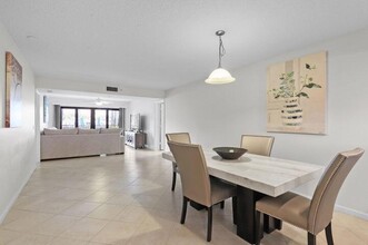 1201 Seafarer Cir in Jupiter, FL - Foto de edificio - Building Photo