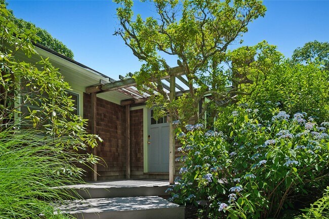 6 Randall Rd in Southampton, NY - Building Photo - Building Photo