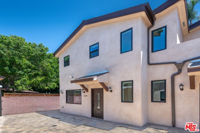 5220 Goodland Ave in Los Angeles, CA - Building Photo - Building Photo