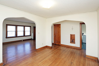 Kingman Gardens in Des Moines, IA - Building Photo - Interior Photo