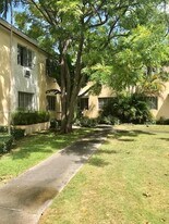 1014 E Ponce De Leon Blvd in Coral Gables, FL - Building Photo