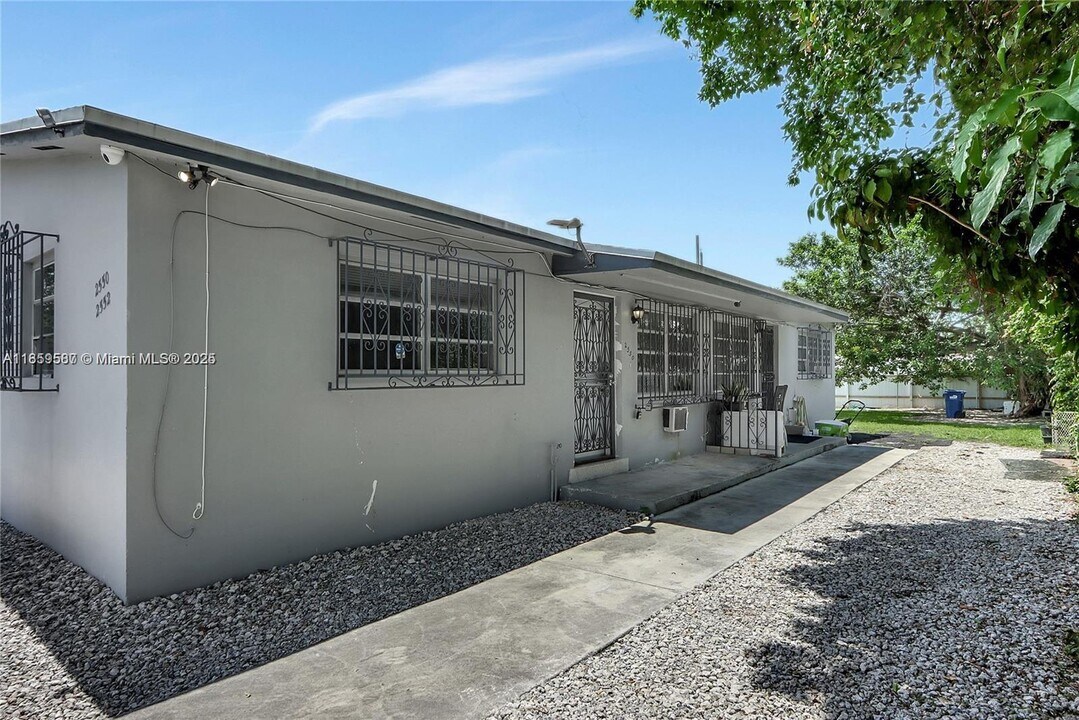2550 NW 68th St in Miami, FL - Building Photo