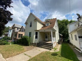 1036 Alpine Ave NW in Grand Rapids, MI - Building Photo