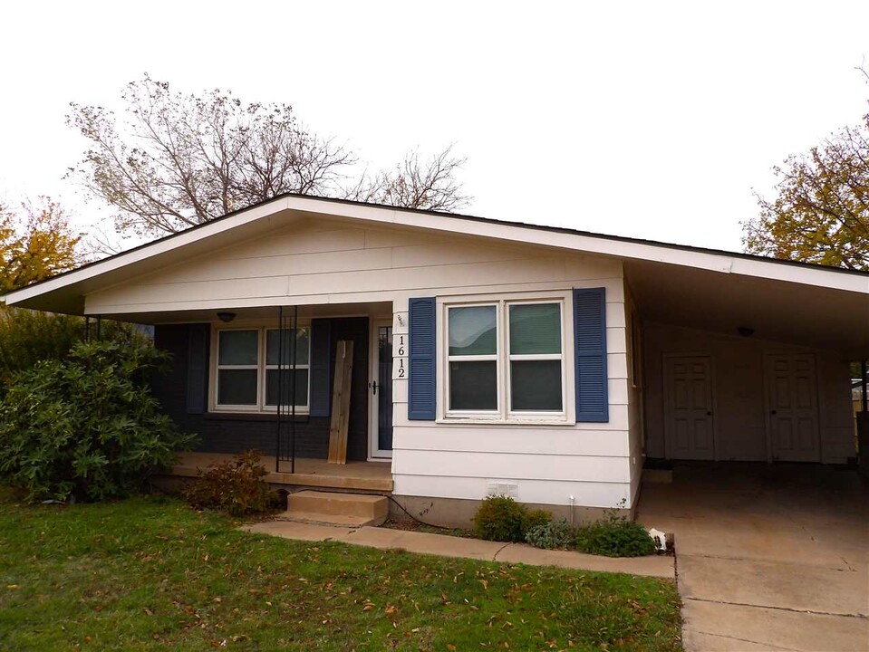 1612 NW 38th St in Lawton, OK - Foto de edificio