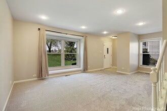 2336 Old Kings Ct in Schaumburg, IL - Building Photo - Building Photo