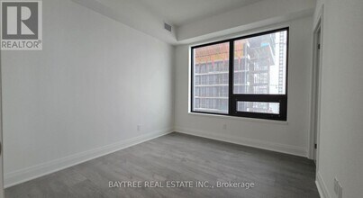 2 Erskine Rd in Mississauga, ON - Building Photo - Building Photo