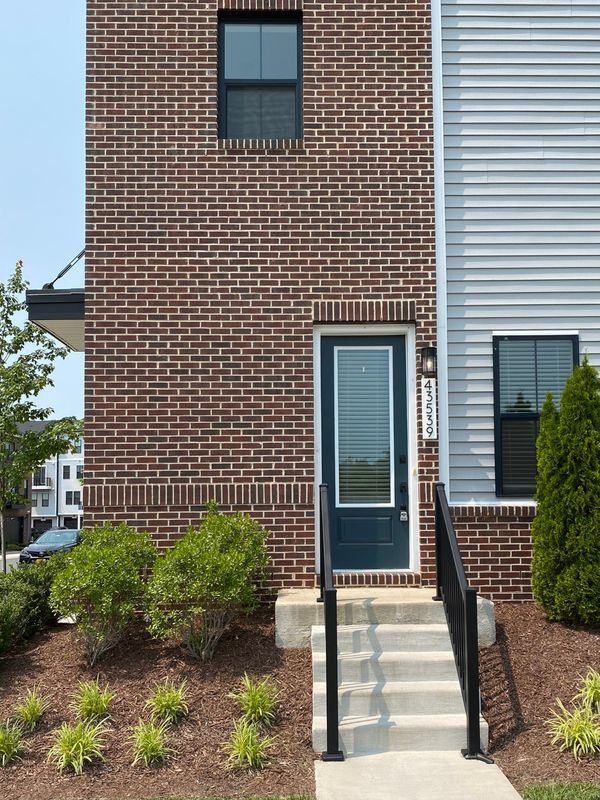 property at 43539 Farringdon Sq