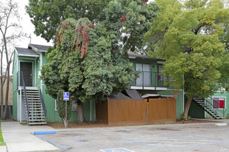 Peppertree Apartments in Fresno, CA - Foto de edificio - Building Photo