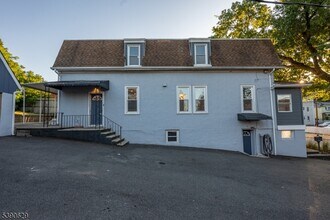 120 Bloomfield Ave in Nutley, NJ - Foto de edificio - Building Photo