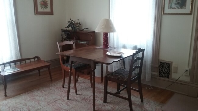109 S Johnson St, Unit Furnished Sunny South in Iowa City, IA - Foto de edificio - Building Photo