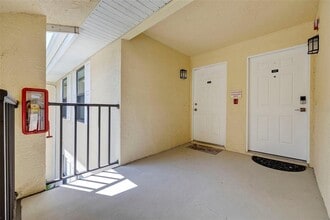 3001 58th Ave S in St. Petersburg, FL - Foto de edificio - Building Photo
