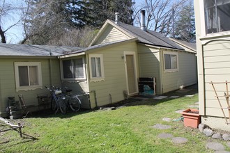 7 Howard St in Petaluma, CA - Foto de edificio - Building Photo