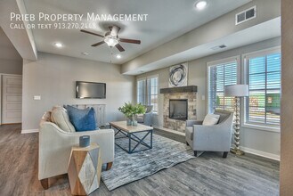 22088 W 123rd St-Unit -101 in Olathe, KS - Foto de edificio - Building Photo