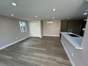 1542 1/2-1327 W Parade St in Long Beach, CA - Building Photo - Building Photo