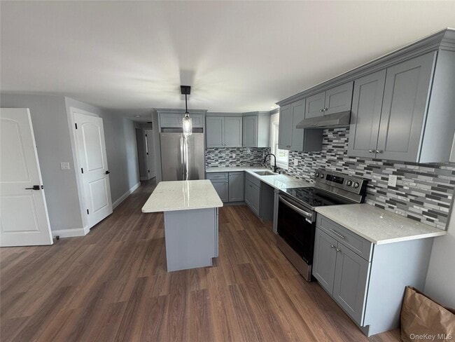 32 Grant Ave in Brentwood, NY - Building Photo - Building Photo