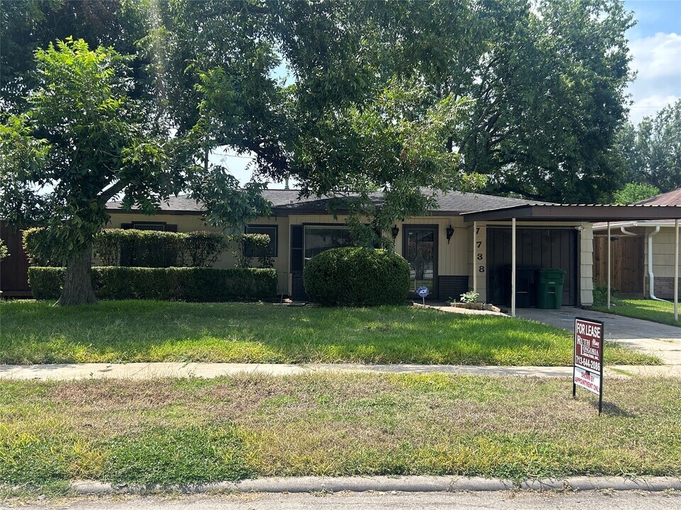 7738 Dixie Dr in Houston, TX - Foto de edificio