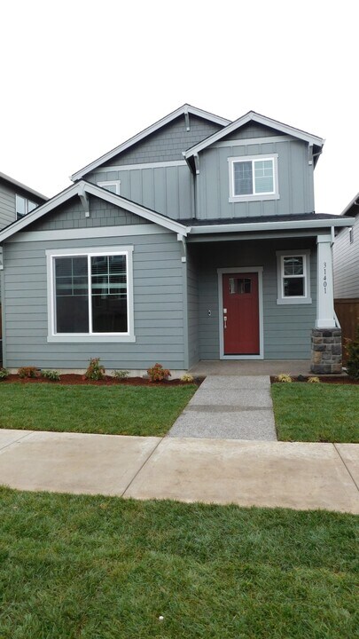 31401 NW Brooking St in North Plains, OR - Building Photo