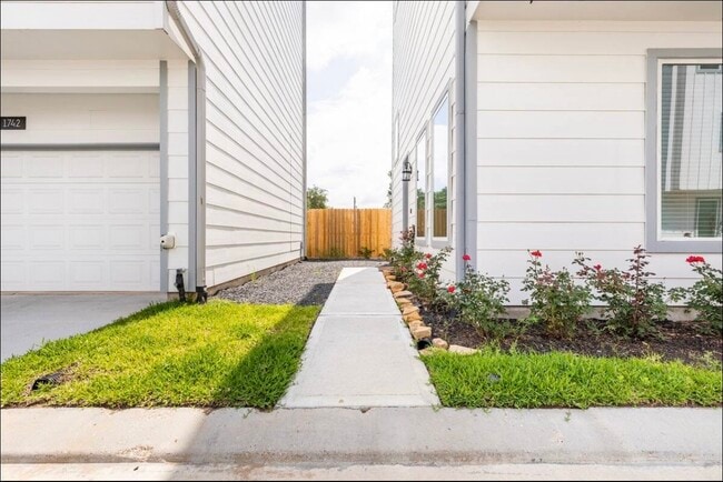 property at 1740 Cove Cres Ct