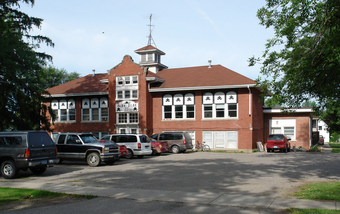 Parkside Apartments in Fowler, MI - Foto de edificio