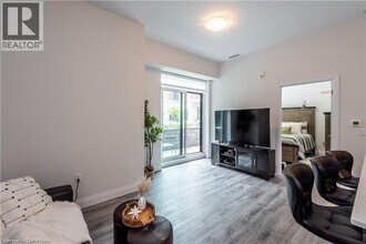 1 Redfern Ave in Hamilton, ON - Building Photo - Building Photo