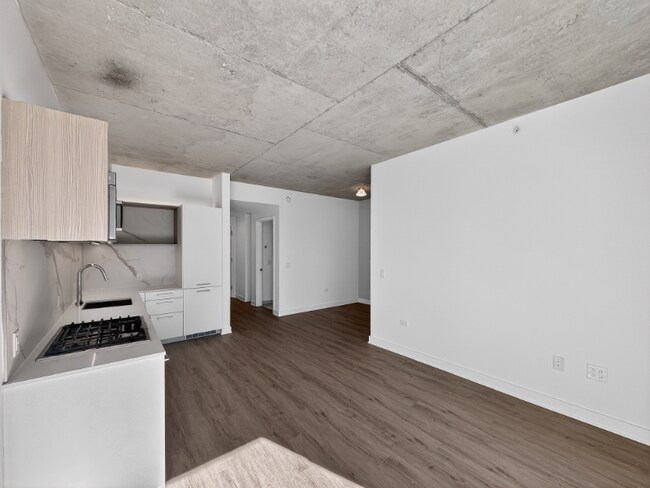 167 N Desplaines St, Unit 1306 in Chicago, IL - Foto de edificio - Building Photo