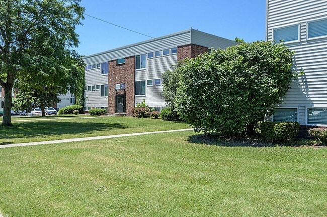 Grey Ridge Apartments LLC in South Bend, IN - Building Photo - Building Photo